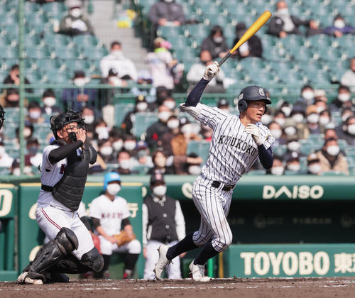 九州国際大付対広陵　2回表九州国際大付2死満塁、右前2点適時打を放つ黒田（撮影・野上伸悟）