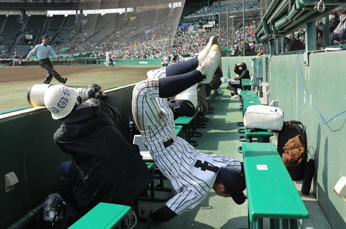 九州国際大付対広陵　4回裏広陵2死一塁、背戸川内の飛球を三塁手白井が好捕し、そのままカメラマン席に落下する。判定はファウル（撮影・前田充）