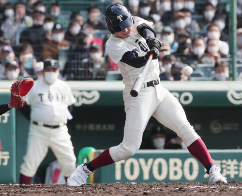 鳴門対大阪桐蔭　3回裏大阪桐蔭2死一、二塁、右適時二塁打を放つ海老根（撮影・野上伸悟）