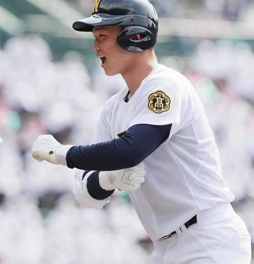 鳴門対大阪桐蔭　7回表鳴戸2死一、二塁、中前適時打を放ち喜ぶ冨田（撮影・野上伸悟）