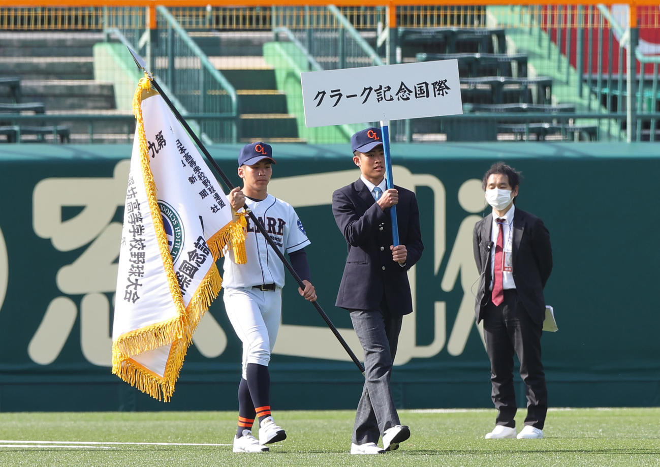 開会式リハーサルで行進するクラーク国際・白取太郎主将（左）（2022年3月17日撮影）