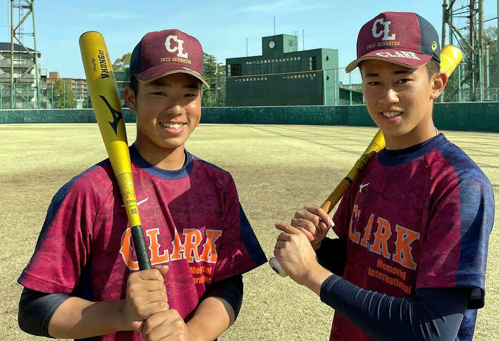 九州国際大付との初戦に向けて意気込むクラークの（左から）藤野内野手と新岡歩内野手（同高提供）