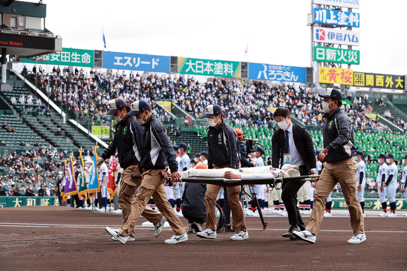 開会式中、体調を崩し担架で運び出される倉敷工の選手（撮影・垰建太）