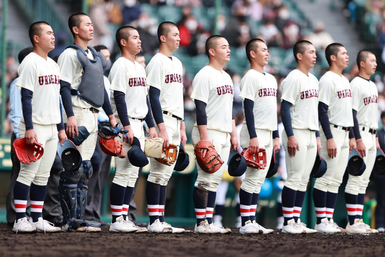 大分舞鶴対浦和学院　大分舞鶴に勝利し校歌を歌う宮城（左から3人目）ら浦和学院の選手たち（撮影・垰建太）
