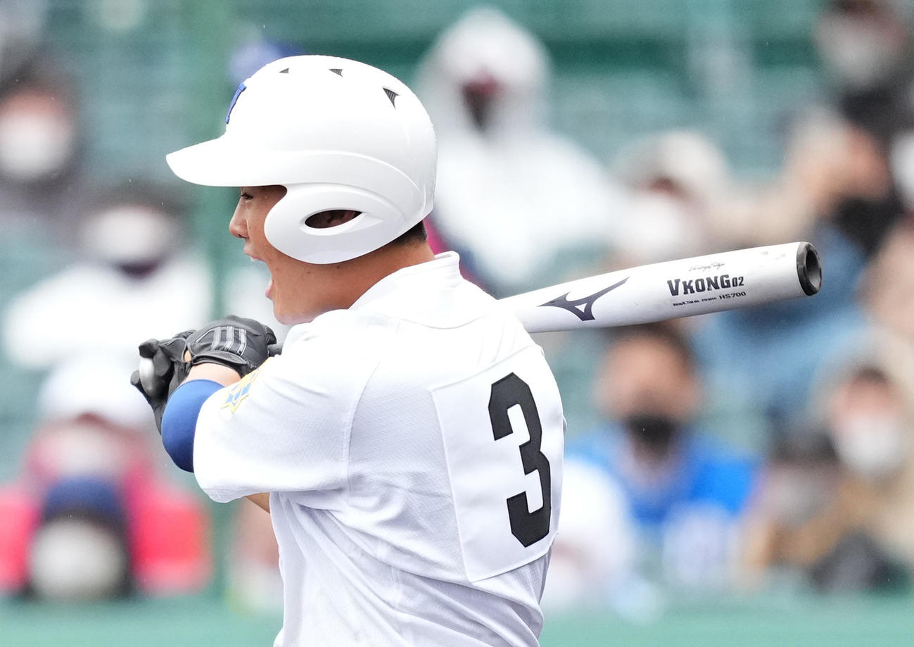 和歌山東対倉敷工　11回表和歌山東無死一、二塁、右前に勝ち越しの適時打を放つ森岡（撮影・菅敏）