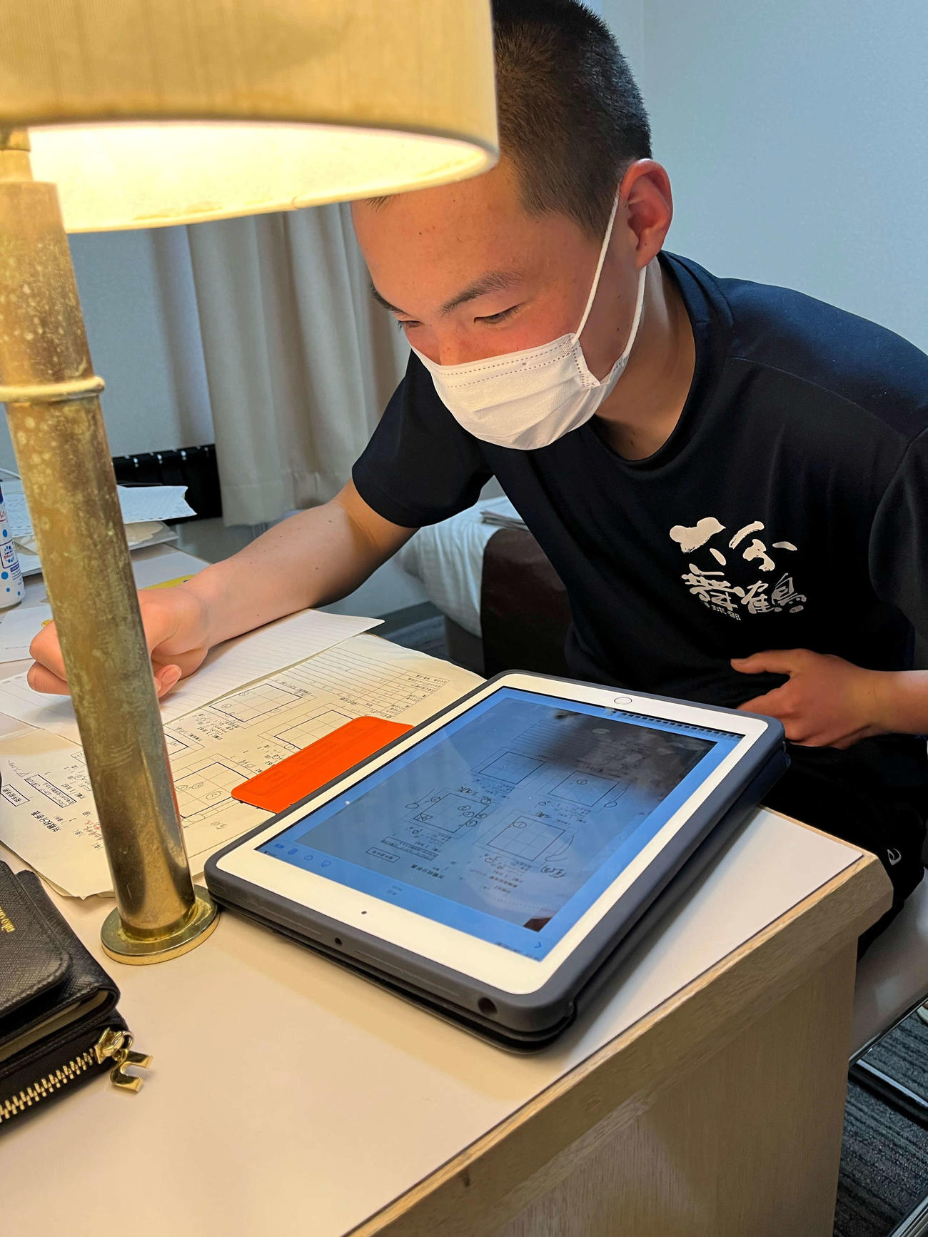 相手チームの分析を行う大分舞鶴・高柳直輝（学校提供）