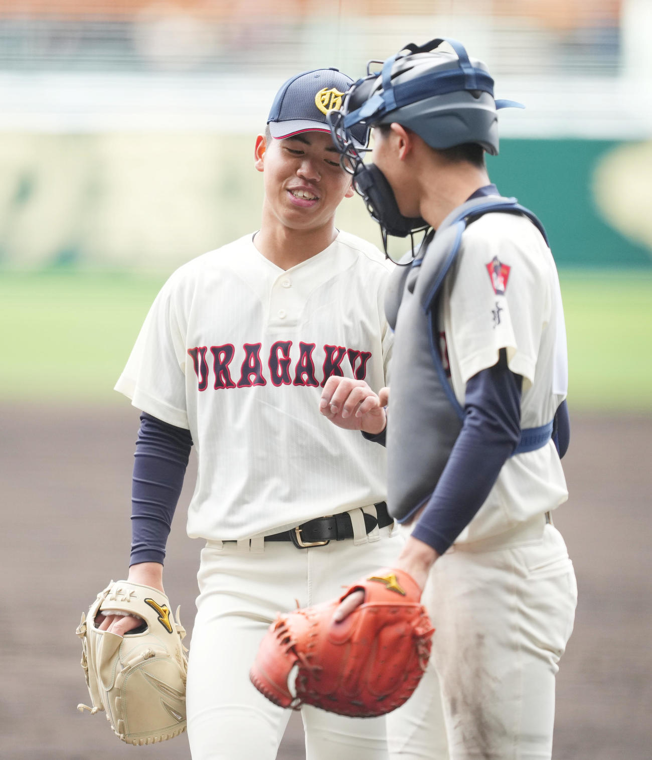 大分舞鶴に勝利し、ホッとホッとした表情で捕手高山（右）とタッチをする浦和学院・宮城（撮影・菅敏）