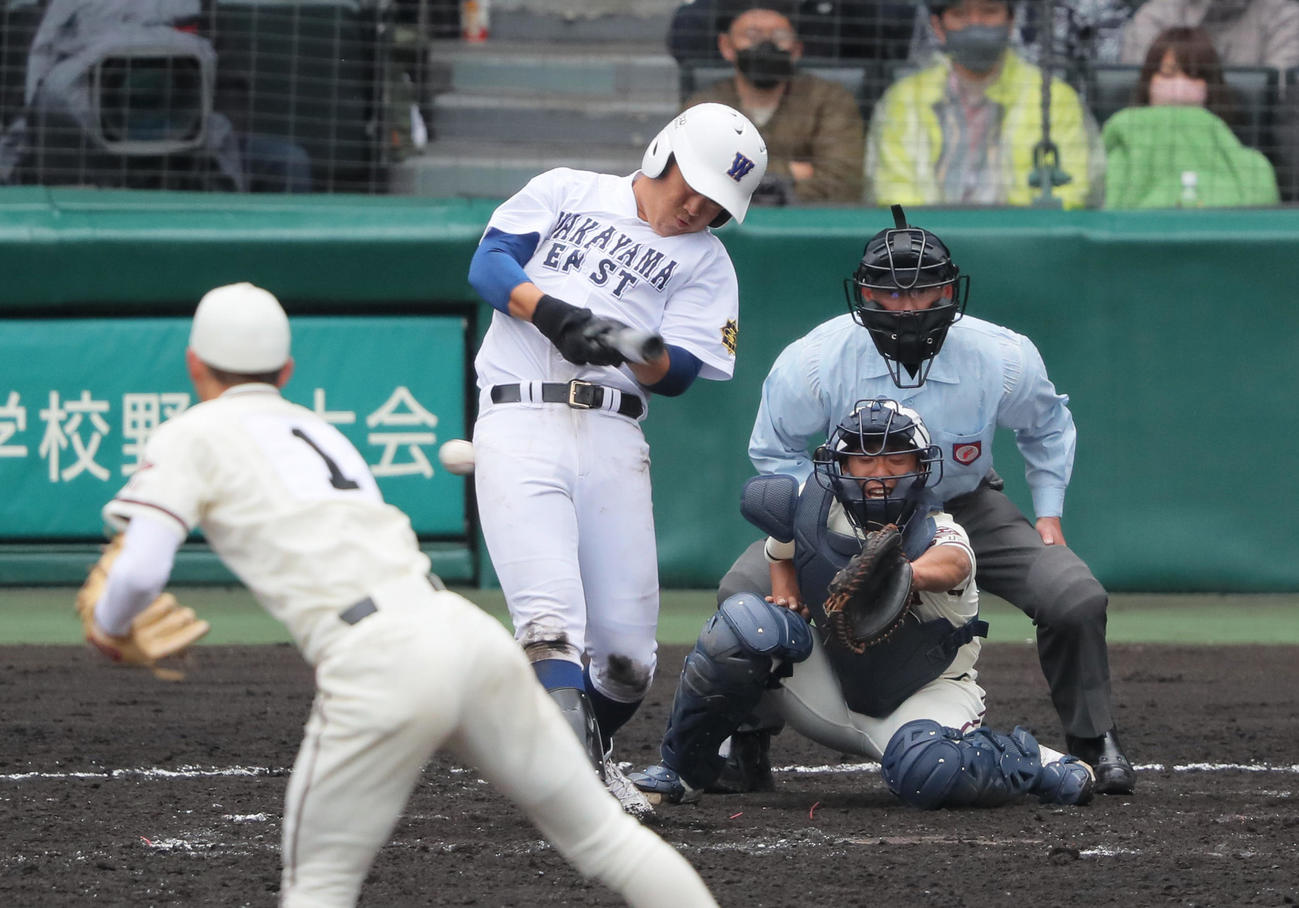 和歌山東対倉敷工　11回表和歌山東無死一、二塁、森岡は右前適時打を放つ（撮影・上山淳一）