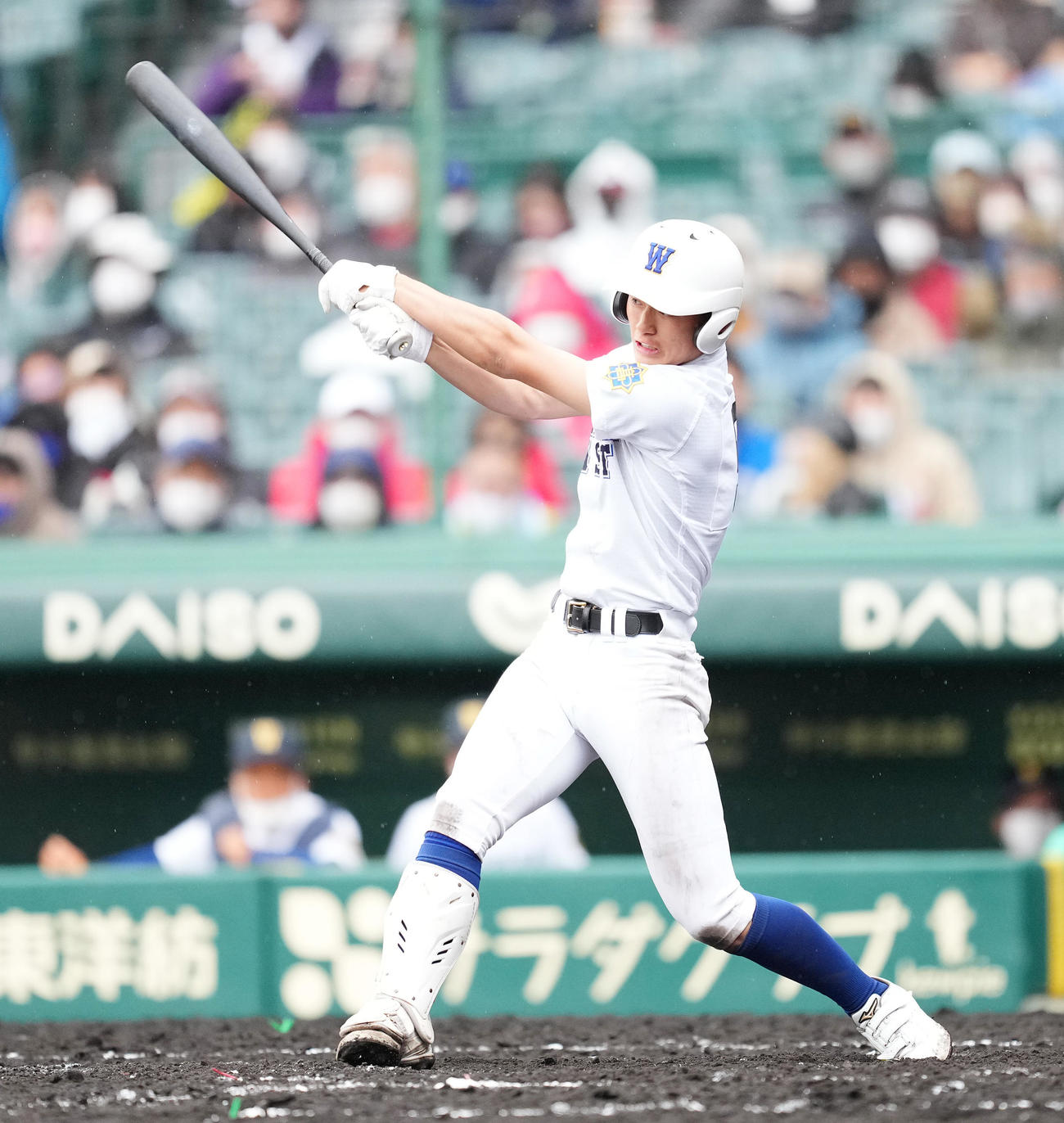 和歌山東対倉敷工　11回表和歌山東1死満塁、右前に2点適時打を放つ此上（撮影・菅敏）