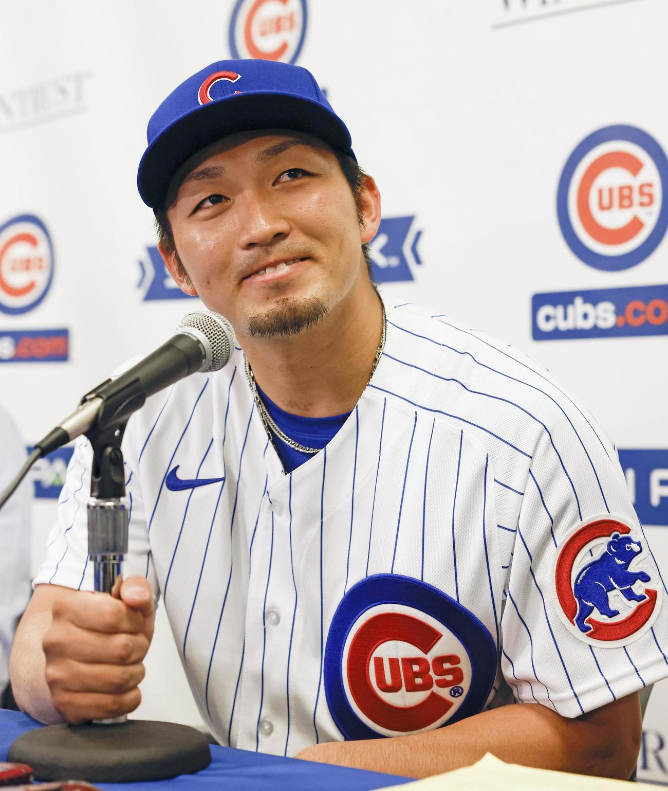 米大リーグ、カブスの入団記者会見で、笑顔で報道陣の質問に答える鈴木誠也（共同）