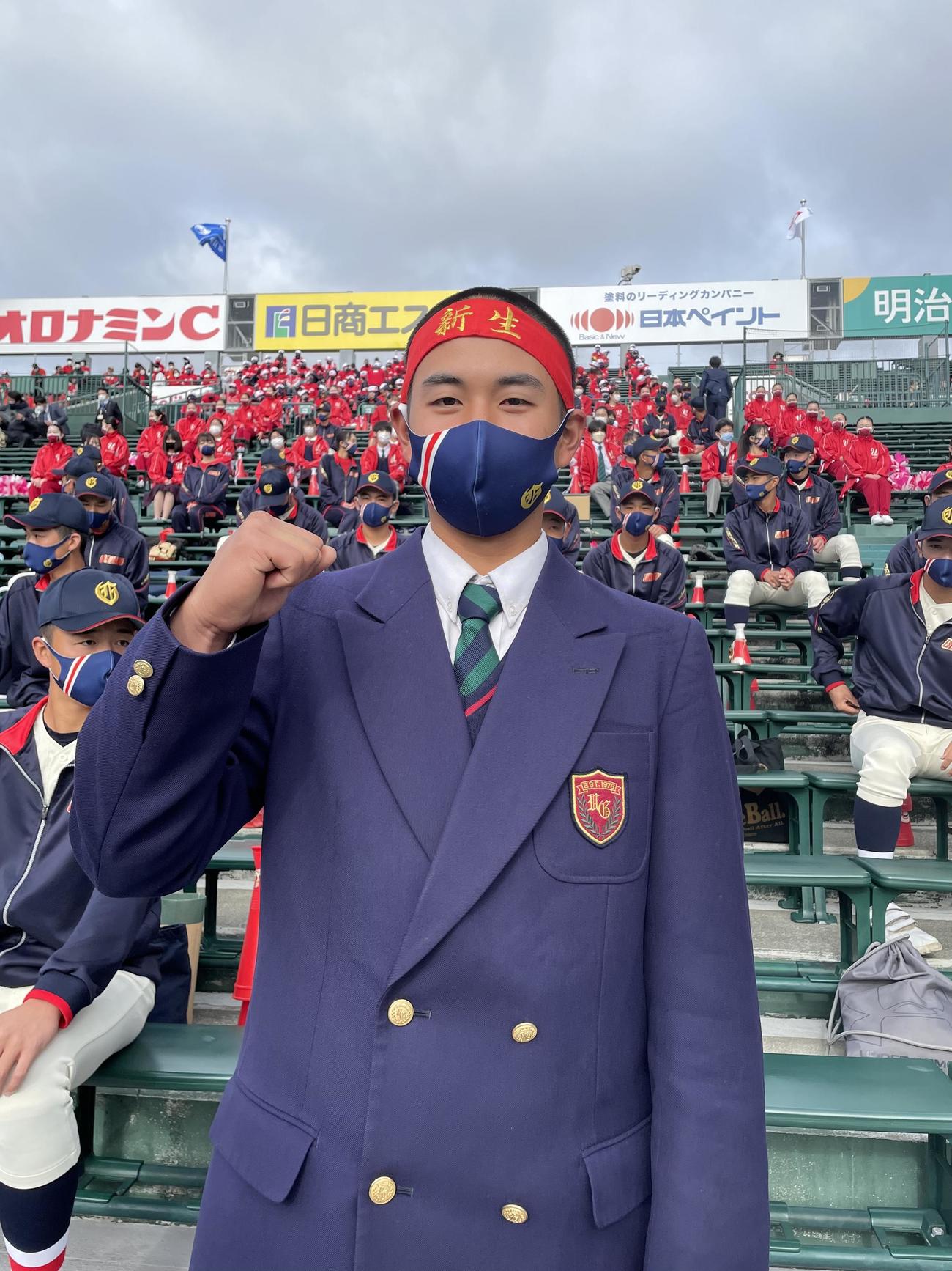 「新生」と刺しゅうされたはちまきを巻き、応援団長を務めた浦和学院野球部の奥外野手
