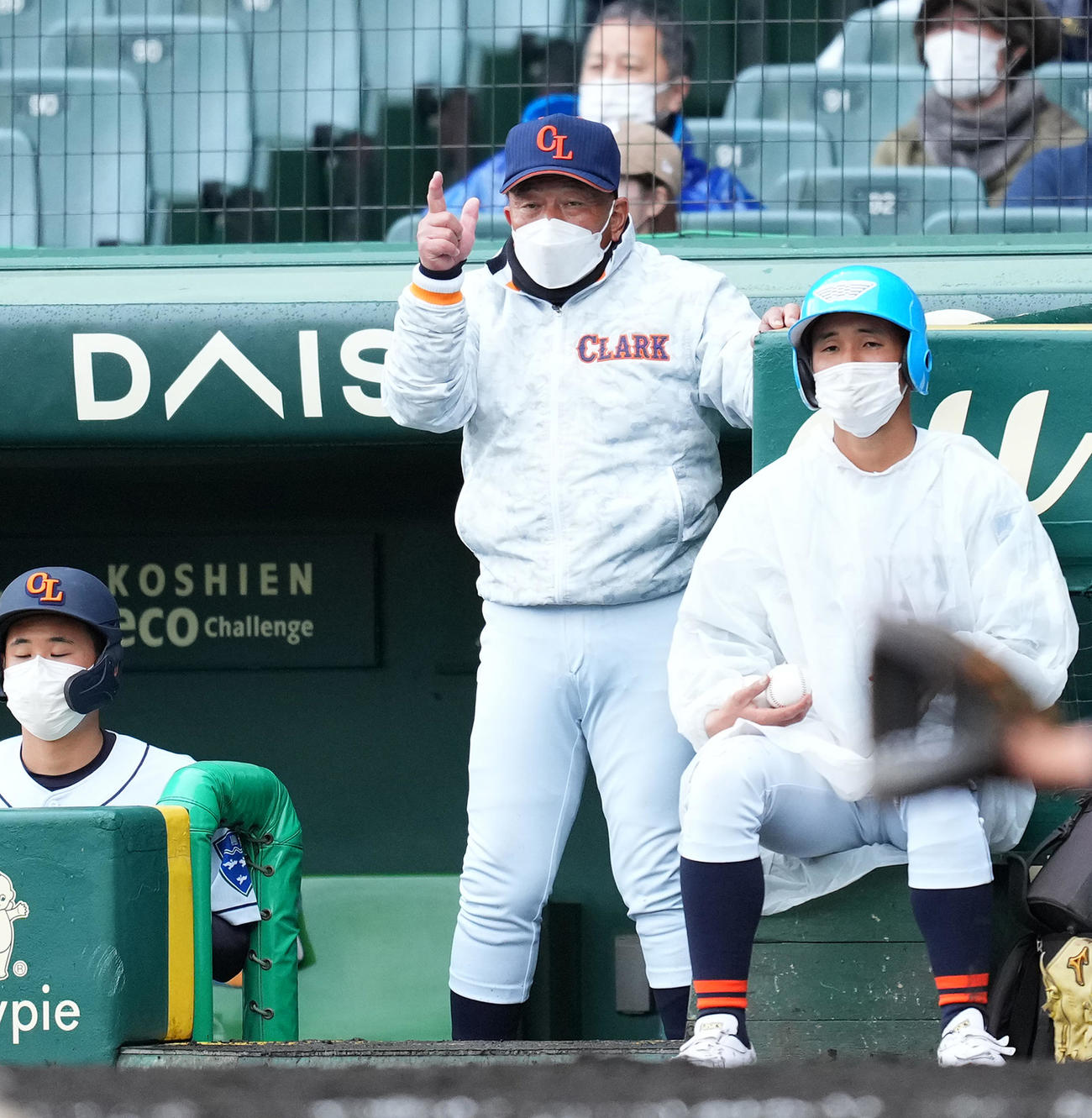 クラーク対九州国際大付　選手たちに指示を出すクラーク・佐々木監督（撮影・菅敏）