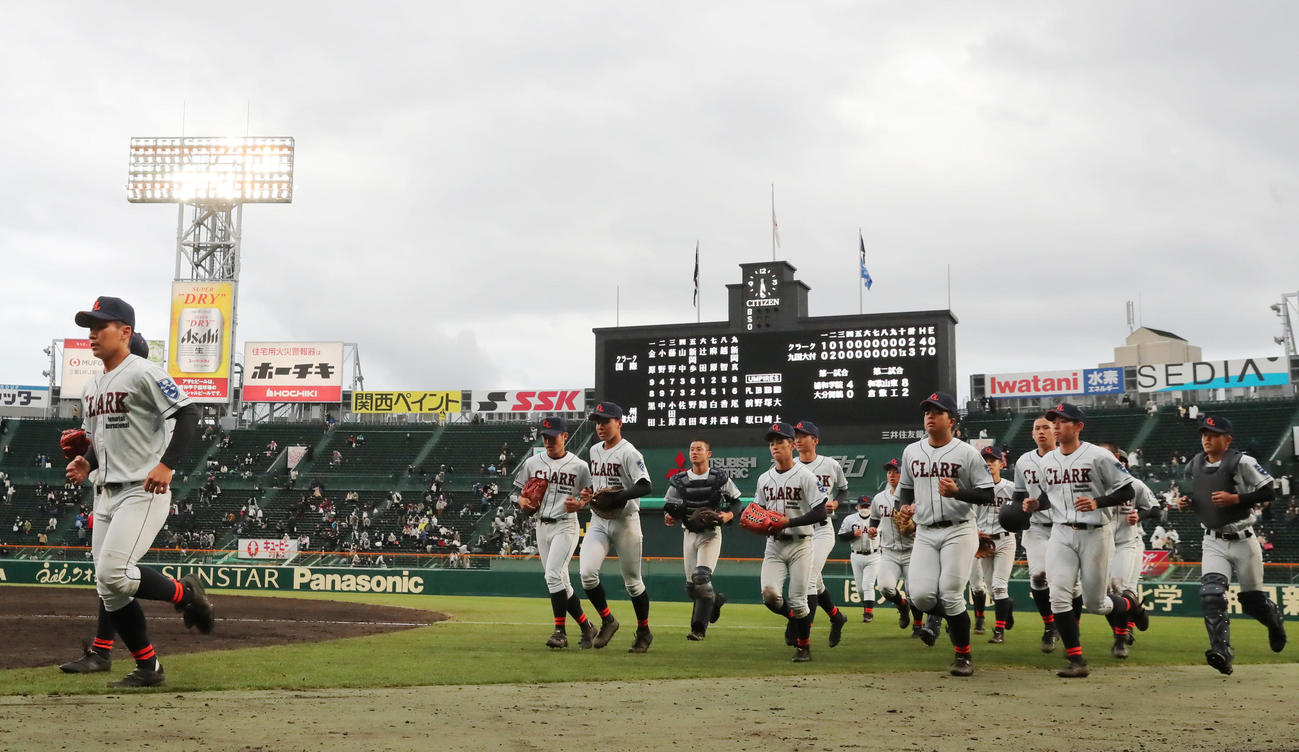 クラーク対九州国際大付　試合に敗れさえない表情で引き揚げるクラークの選手たち（撮影・垰建太）
