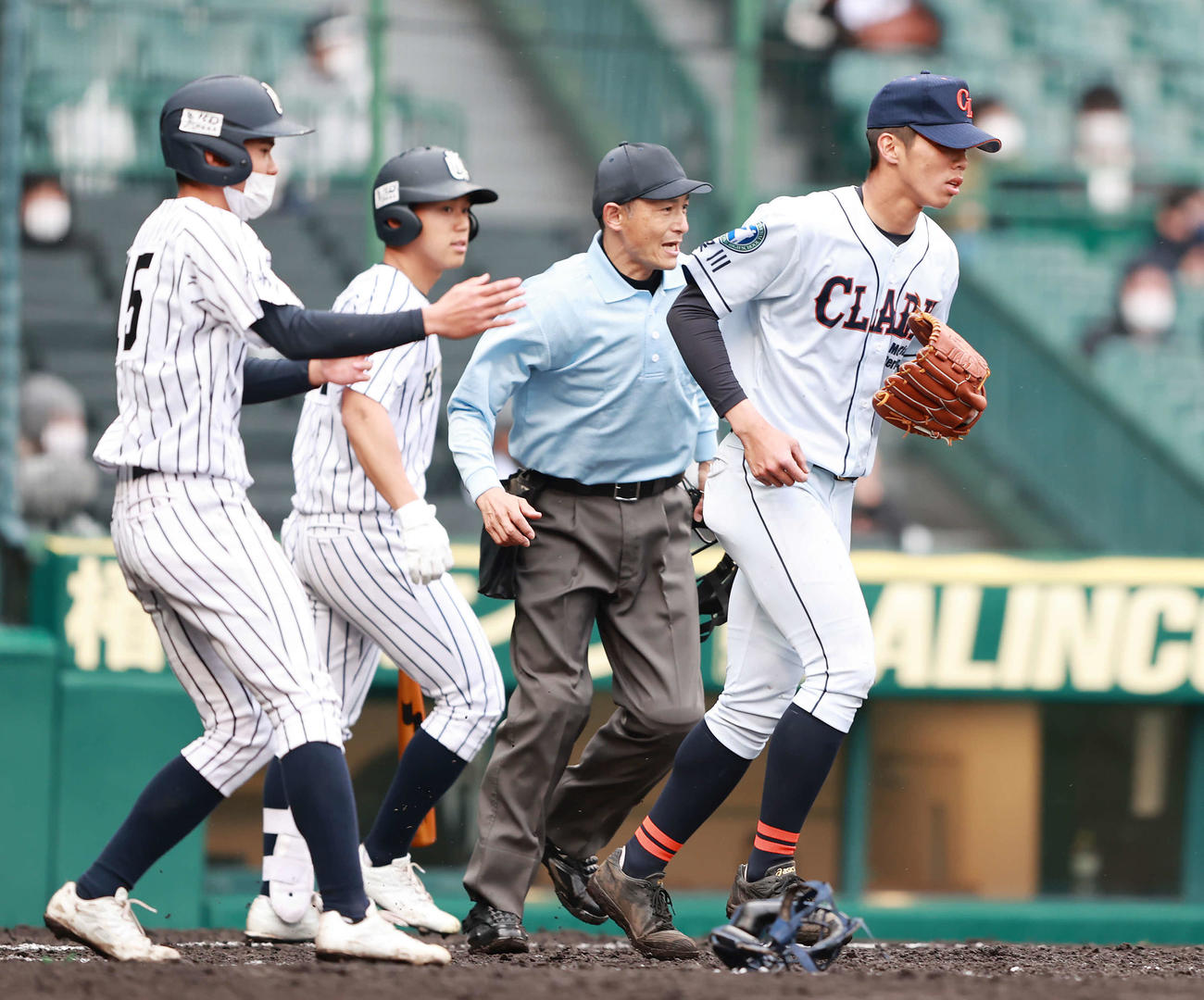クラーク対九州国際大付　　2回裏九州国際大付2死満塁、中上息吹に適時打を許しぼうぜんとする辻田（右）（撮影・垰建太）