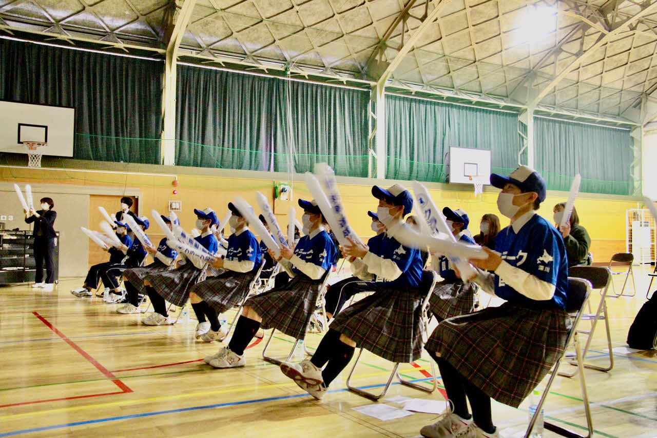 体育館で応援するクラークの生徒たち（同高提供）