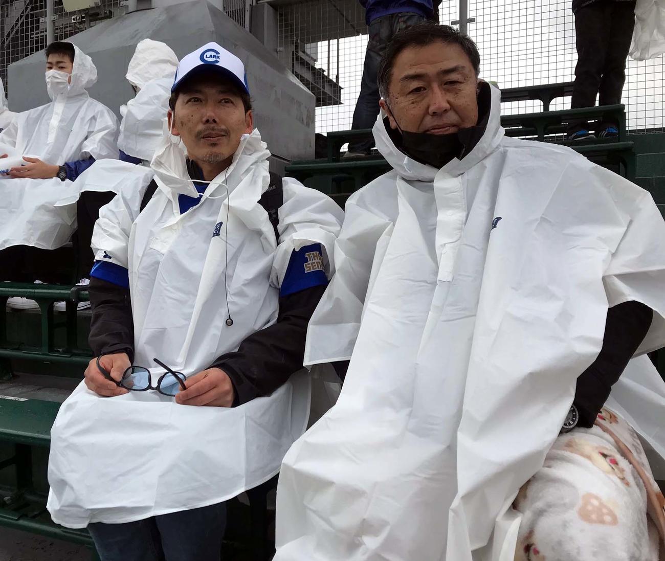 クラーク対九州国際大付　スタンドから見守る山中の父伸吾さん（左）と辻田の父拓也さん（撮影・永野高輔）