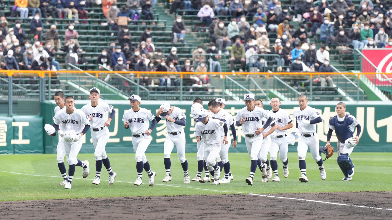 1回戦で敗退し、肩を落とす大分舞鶴ナイン（撮影・菅敏）