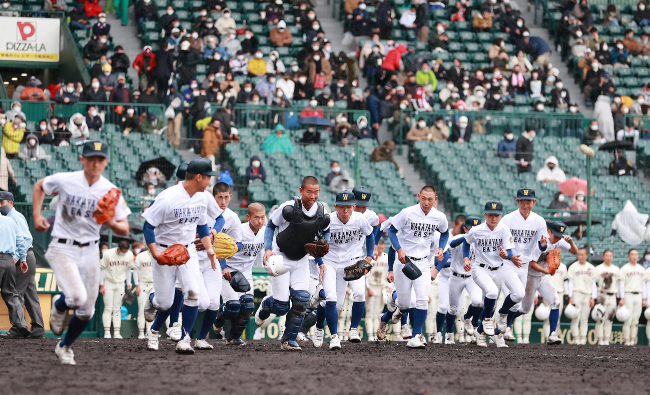 和歌山東対倉敷工　延長戦を制し駆け出す和歌山東の選手たち（撮影・垰建太）