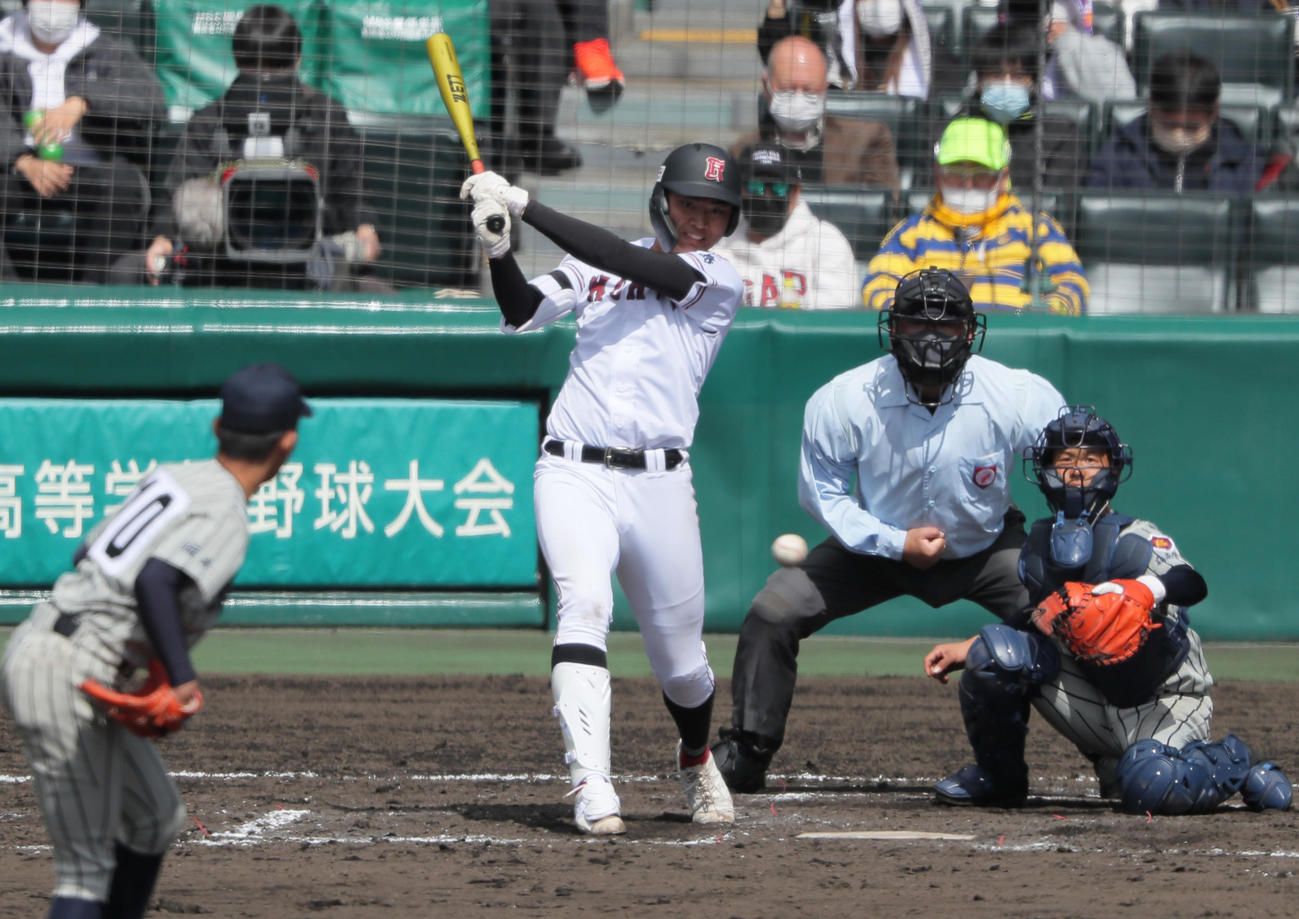 敦賀気比対広陵　8回裏広陵2死一塁、真鍋は中前打を放つ（撮影・上山淳一）