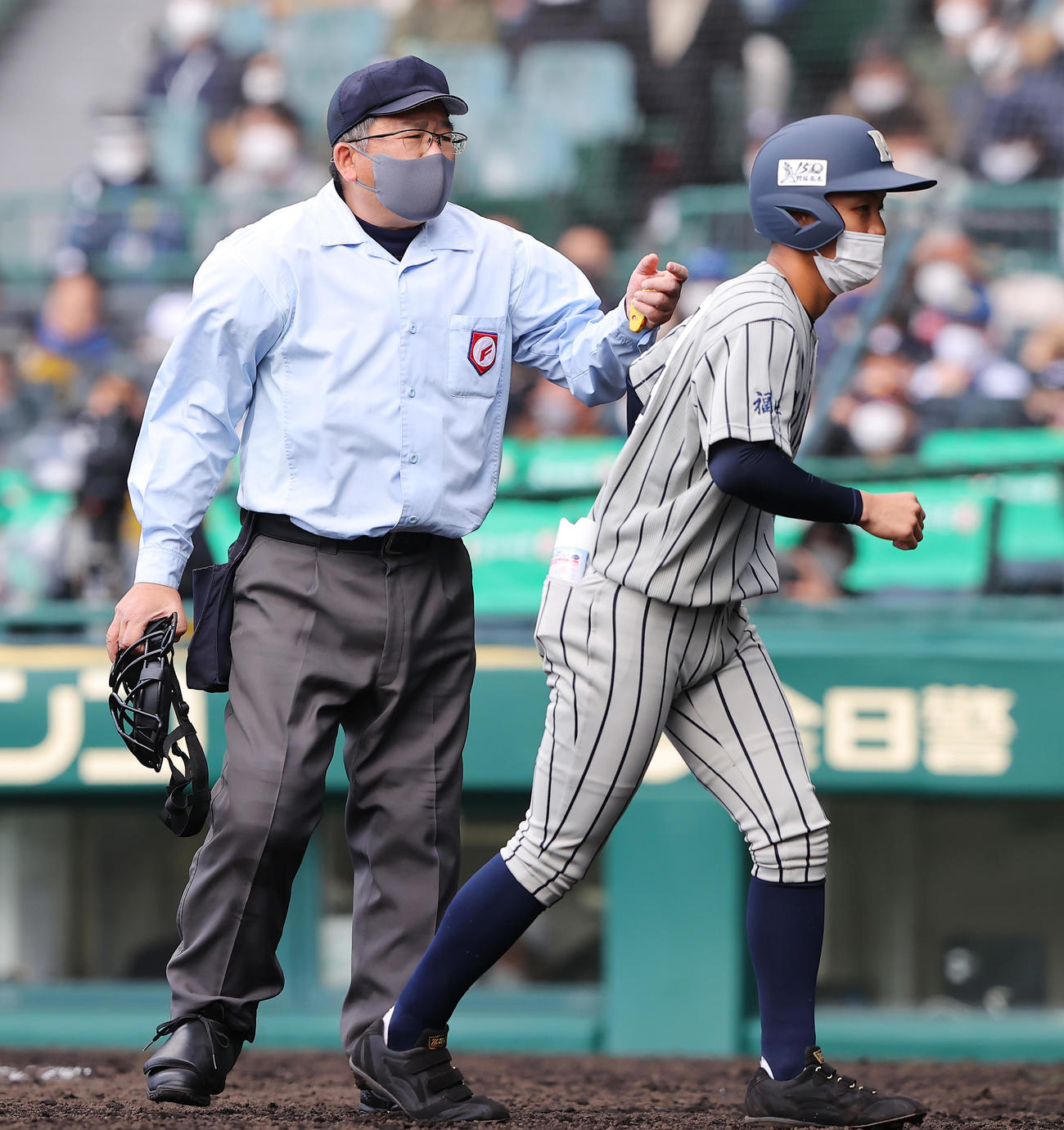 敦賀気比対広陵　4回裏広陵1死二塁、越川（右）の伝令で敦賀気比・東監督とやりとりする球審（撮影・垰建太）