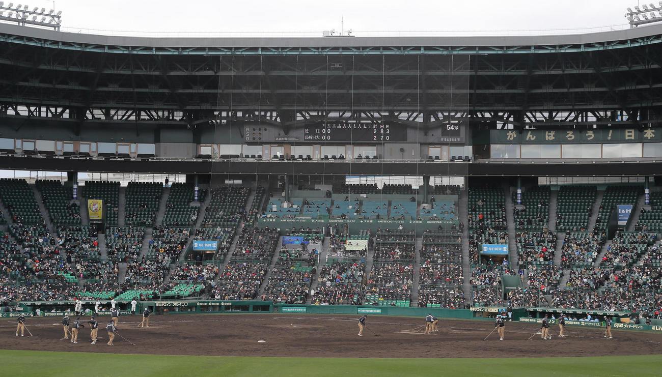 近江対長崎日大　13回タイブレークに入る前にグラウンド整備される甲子園球場（撮影・上山淳一）