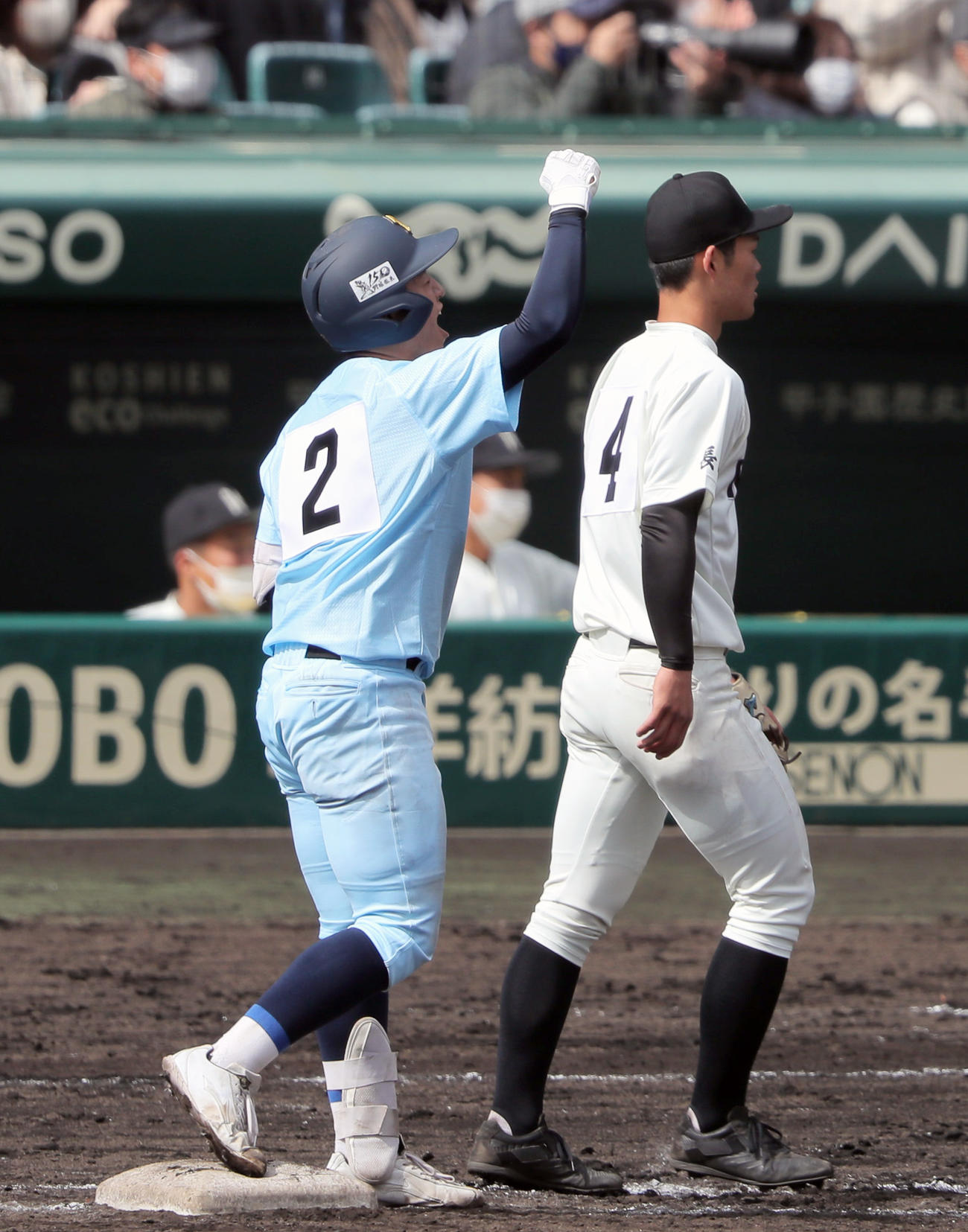 近江対長崎日大　9回表近江2死一、二塁、大橋（左）は右前適時打を放ち一塁でガッツポーズする（撮影・上山淳一）