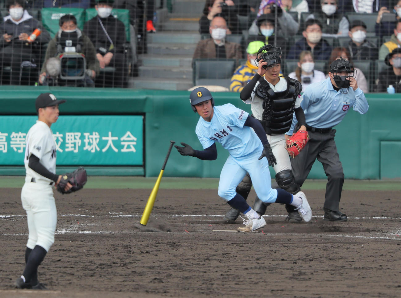 近江対長崎日大　タイブレーク13回表近江無死一、二塁、山田は左前適時打を放つ（撮影・上山淳一）