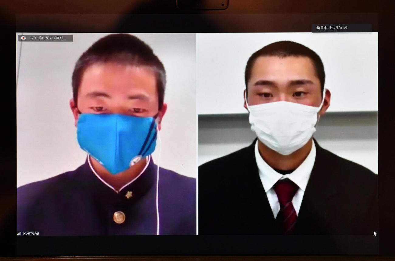 対戦する山梨学院・相沢秀光主将（左）と木更津総合・中西祐樹主将（2022年3月4日・代表撮影）