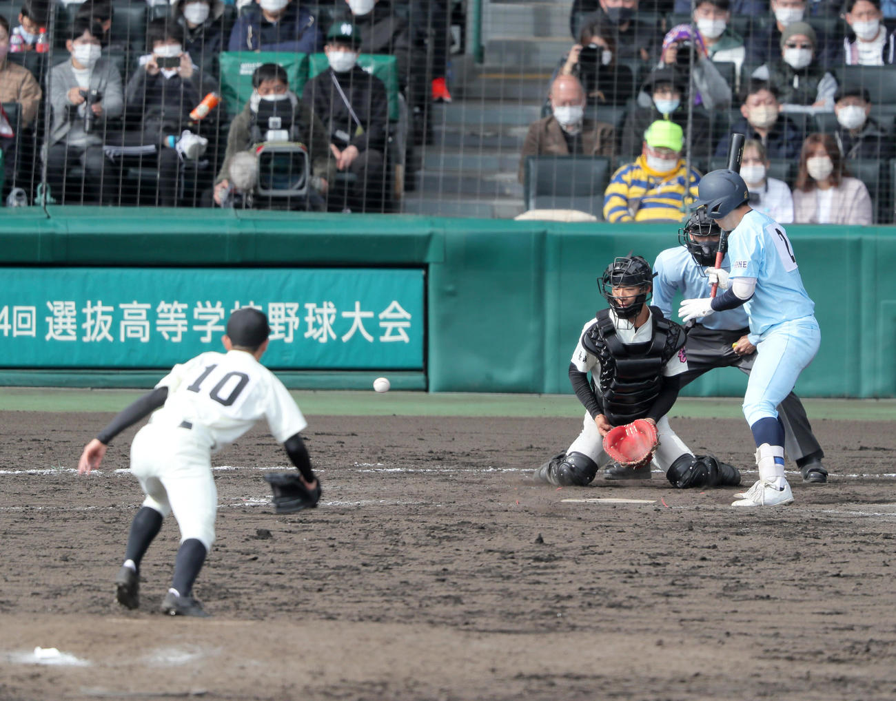 近江対長崎日大　タイブレーク13回表近江2死二、三塁、打者大橋の時、パスボールし、失点する（撮影・上山淳一）