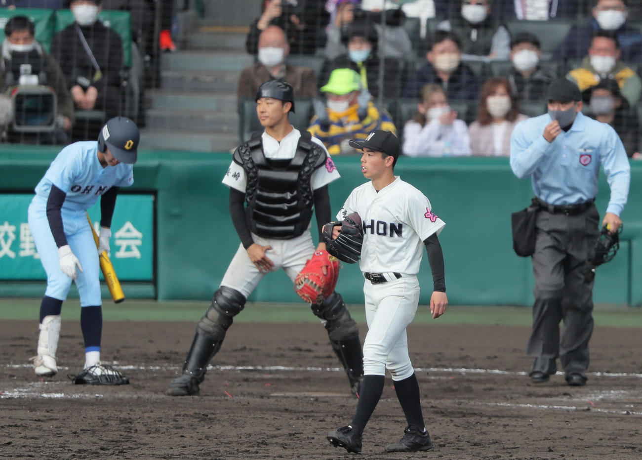 近江対長崎日大　タイブレーク13回表近江無死一、二塁、川副（手前）は石浦のバントを一塁悪送球し失点する（撮影・上山淳一）