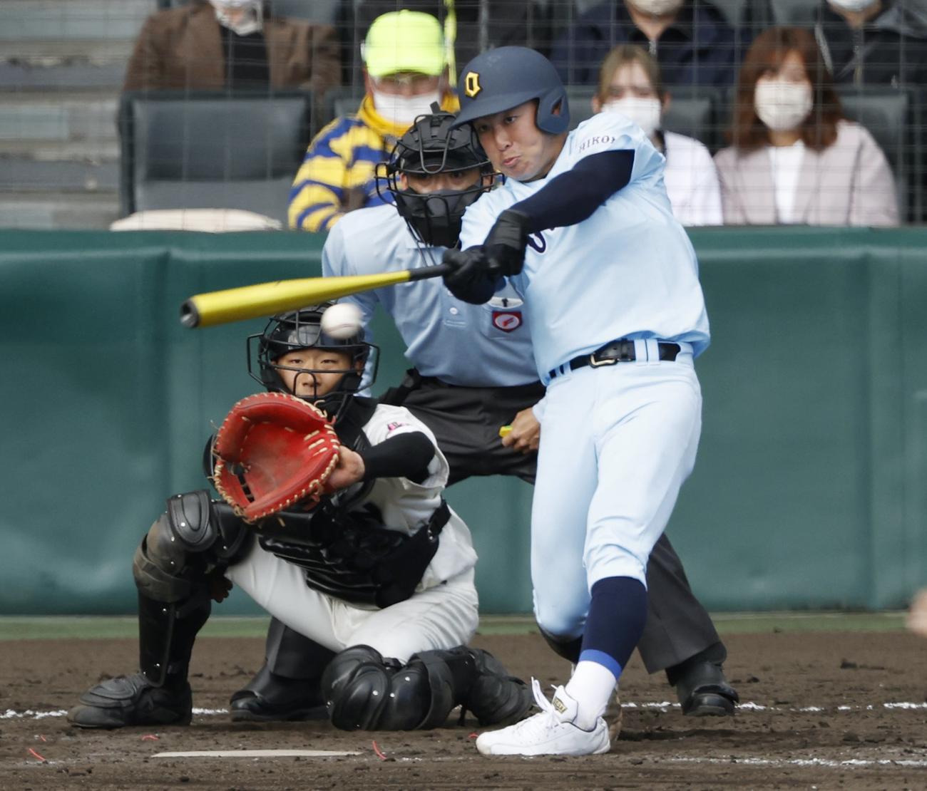 長崎日大―近江　タイブレークの13回表近江無死一、二塁、山田が左前に勝ち越し打を放つ。捕手勝野（共同）