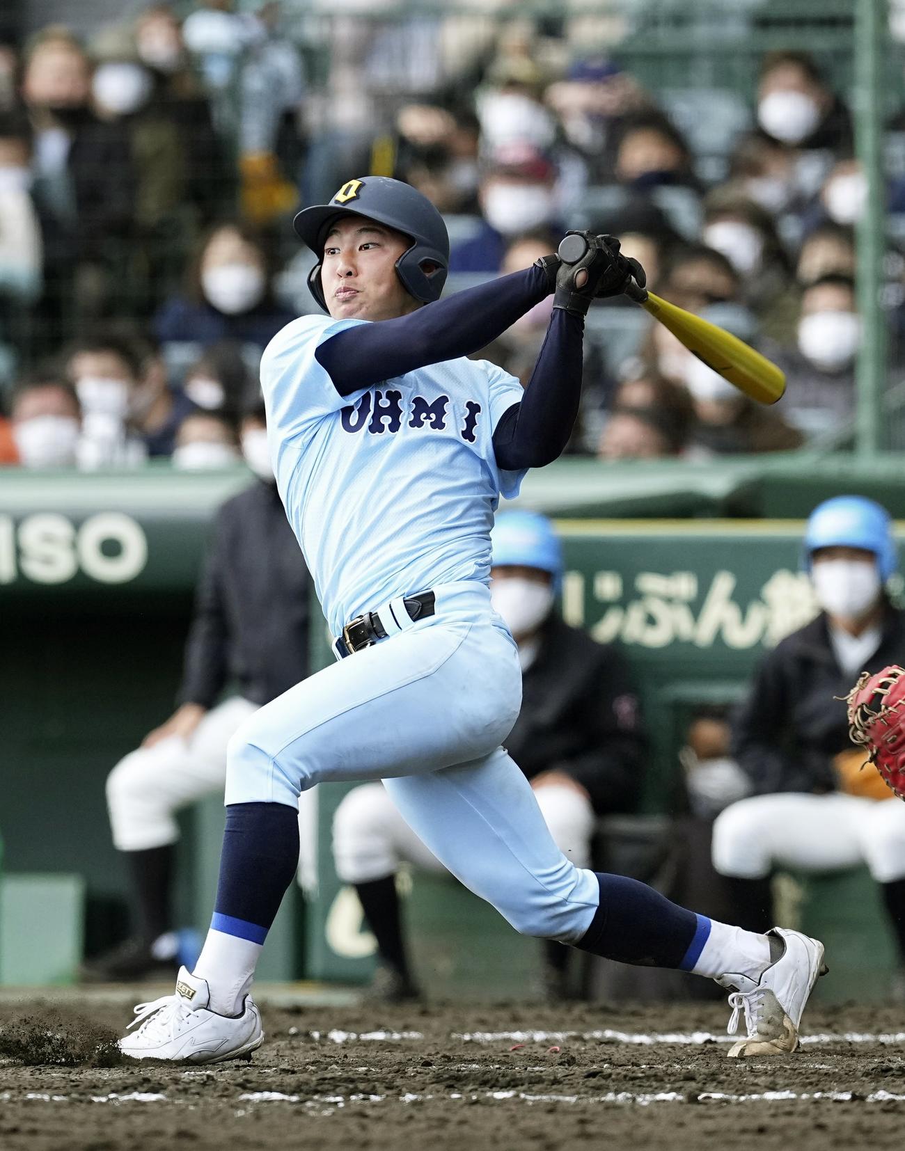 長崎日大―近江　タイブレークの13回表近江無死一、二塁、山田が左前に勝ち越し打を放つ（共同）