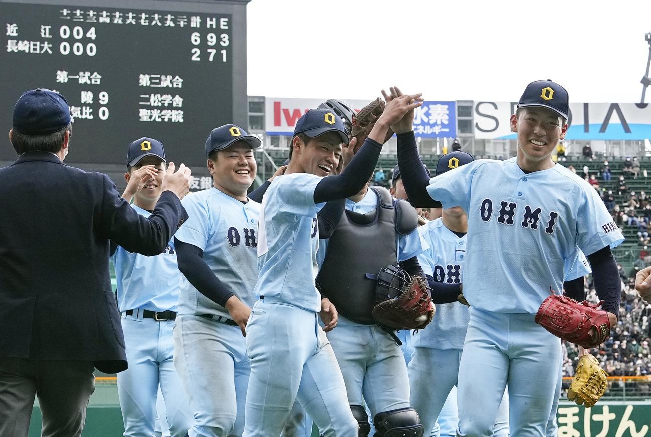 タイブレークで長崎日大に勝利し、喜ぶ山田（右端）ら近江ナイン（共同）