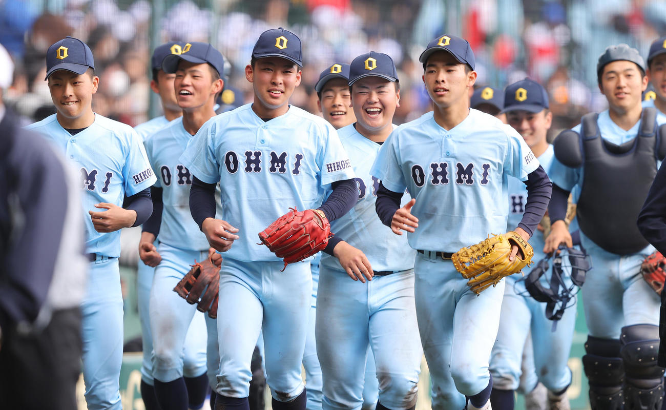 近江対長崎日大　延長タイブレーク戦を制し勝利し喜ぶ山田（左から3人目）、大橋（右）ら近江ナイン（撮影・垰建太）