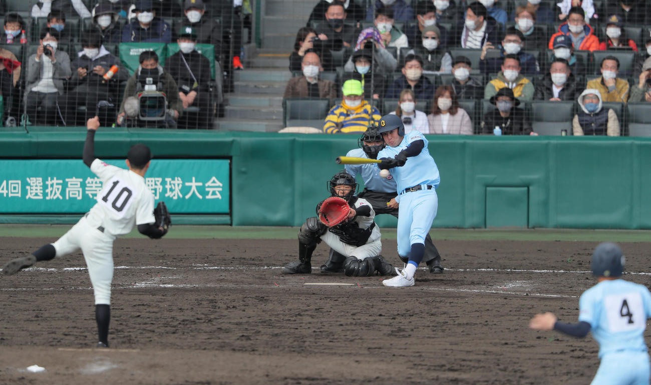 近江対長崎日大　タイブレーク13回表近江無死一、二塁、山田は左前適時打を放つ（撮影・上山淳一）