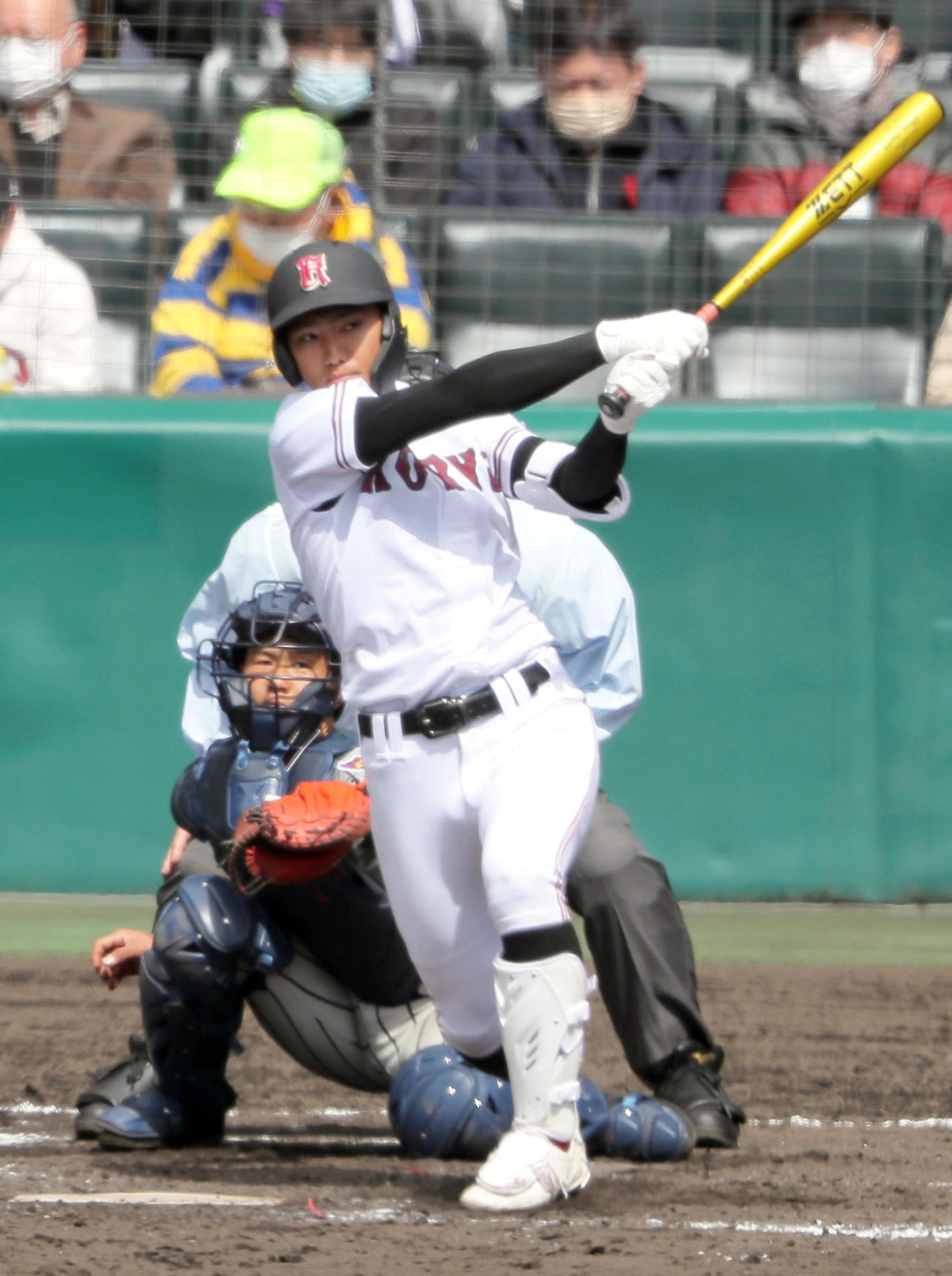敦賀気比対広陵　8回裏広陵2死満塁、代打西は左2点適時二塁打を放つ（撮影・上山淳一）