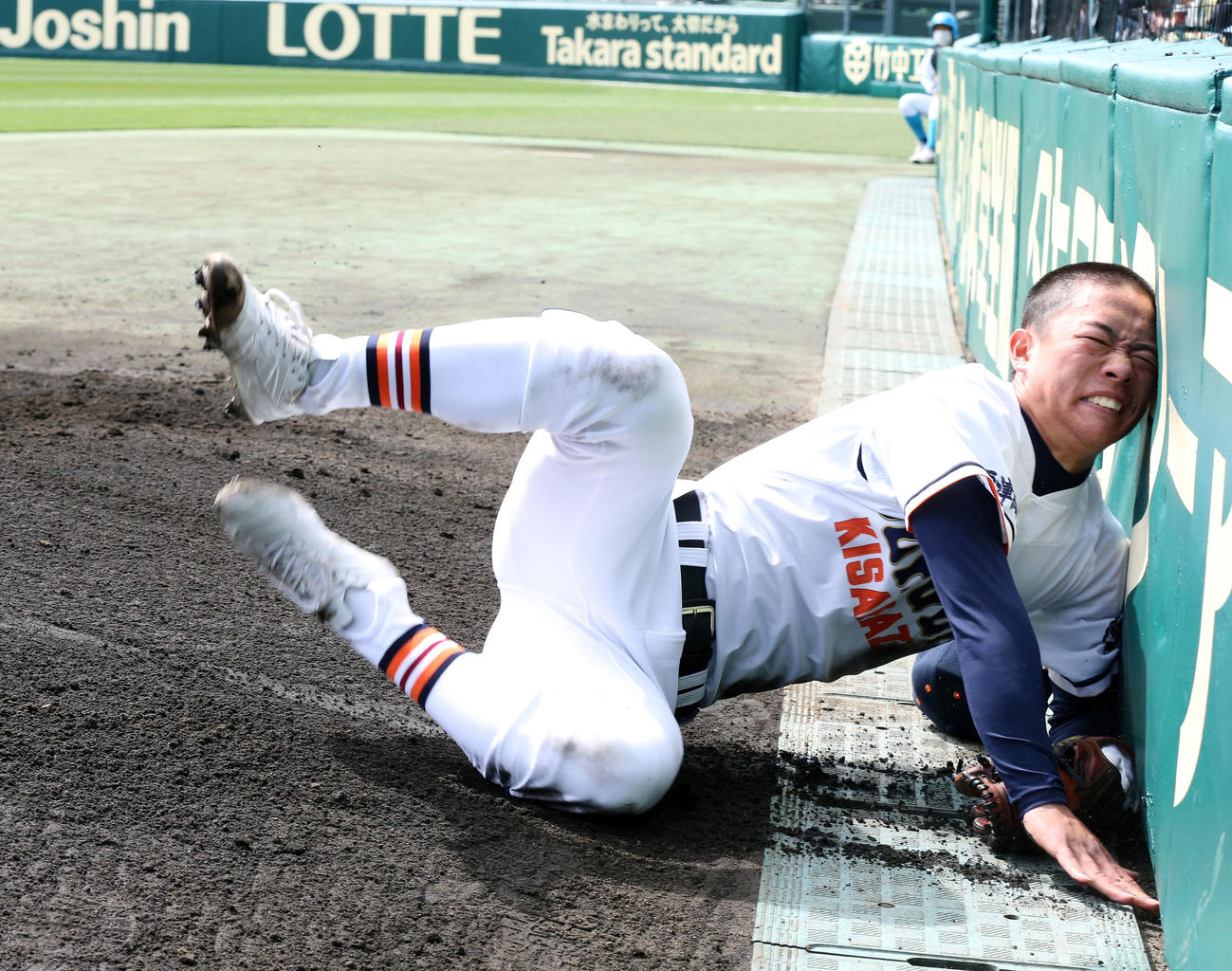 山梨学院対木更津総合　9回表山梨学院1死一塁、岩田の二邪飛をスーパーキャッチしそのままフェンスに激突する渡辺（撮影・宇治久裕）