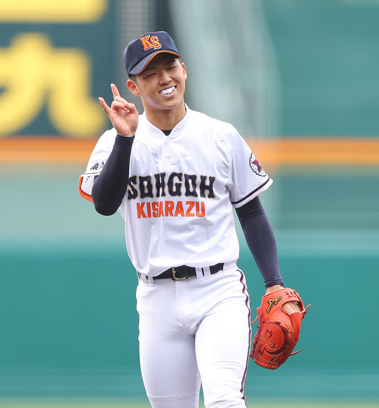 山梨学院対木更津総合　1回表山梨学院2死、マウンドで笑顔を見せる木更津総合先発の越井（撮影・垰建太）