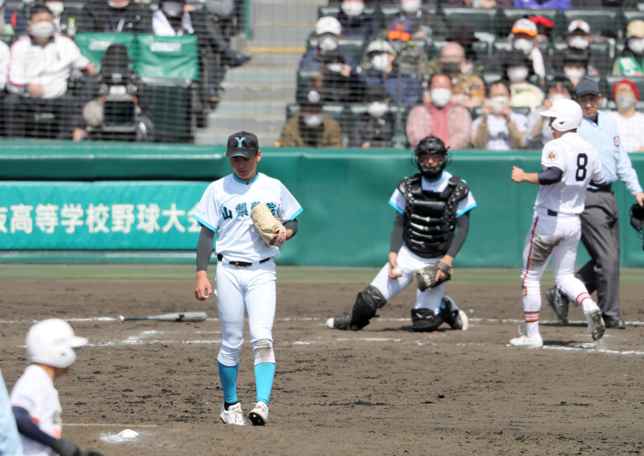 山梨学院対木更津総合　タイブレーク13回裏木更津総合1死満塁、榎谷（左から2人目）は須永にサヨナラ押し出し四球を与えうつむく（撮影・上山淳一）