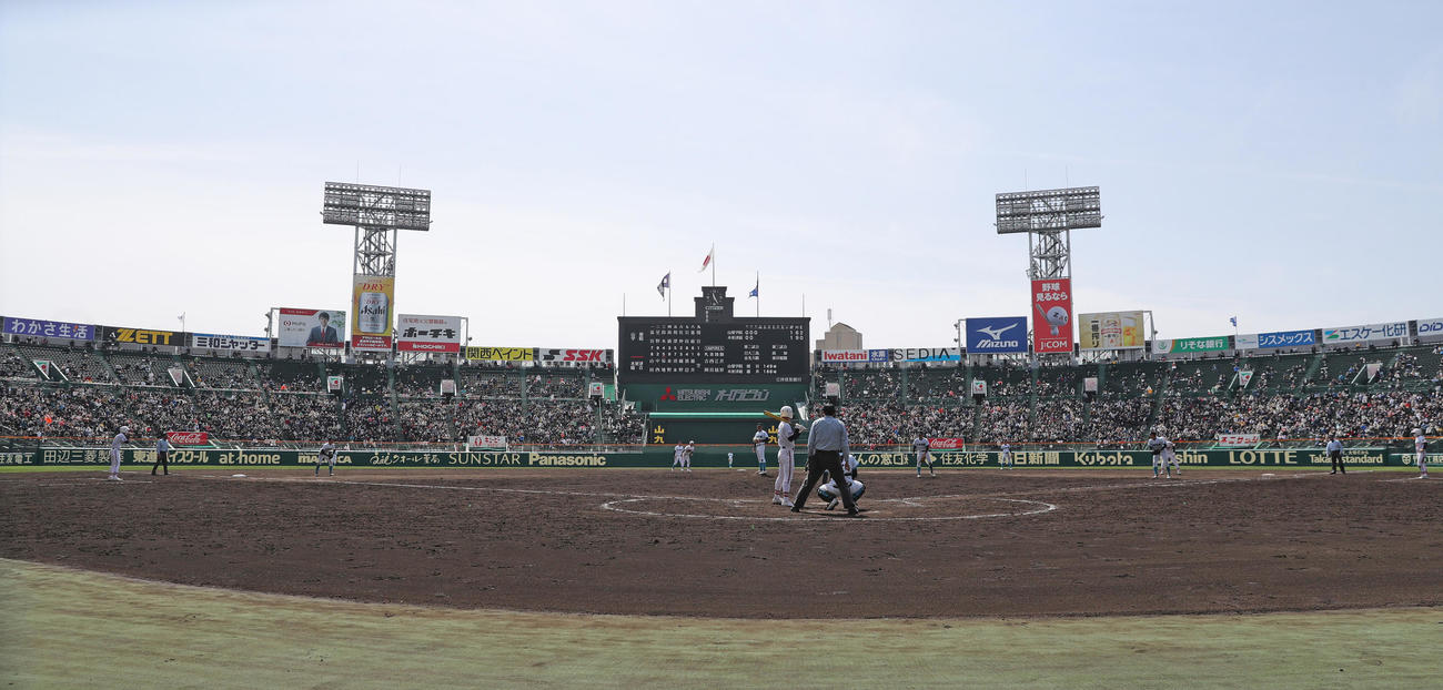 山梨学院対木更津総合　タイブレーク13回裏木更津総合無死一、二塁、打者菊地の時、変則シフトをとる山梨学院守備陣（撮影・垰建太）