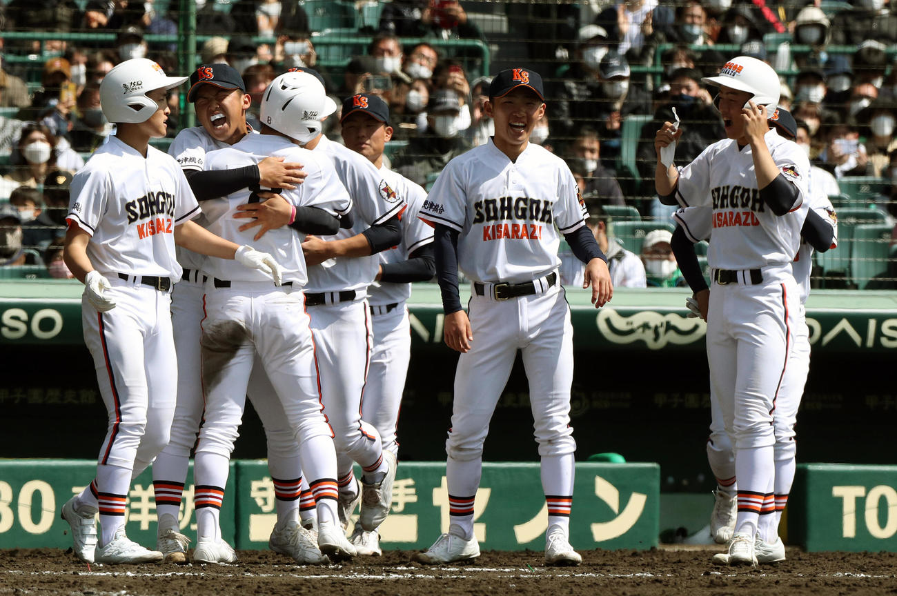 山梨学院対木更津総合　13回裏木更津総合1死満塁、押し出しでサヨナラ勝ちし歓喜する木更津総合ナイン（撮影・宇治久裕）