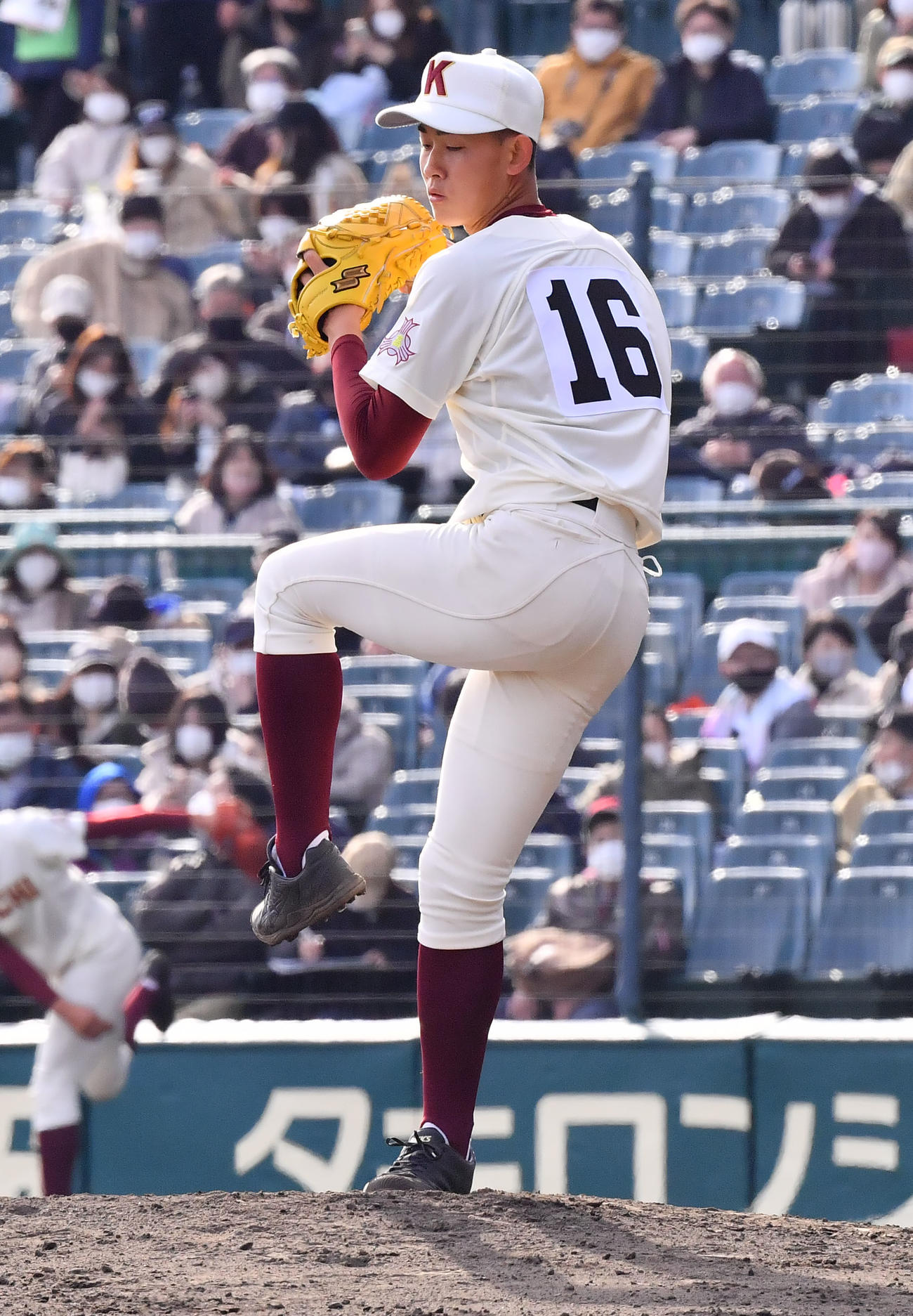高知対東洋大姫路　6回裏、高知2番手で登板する中嶋（撮影・和賀正仁）