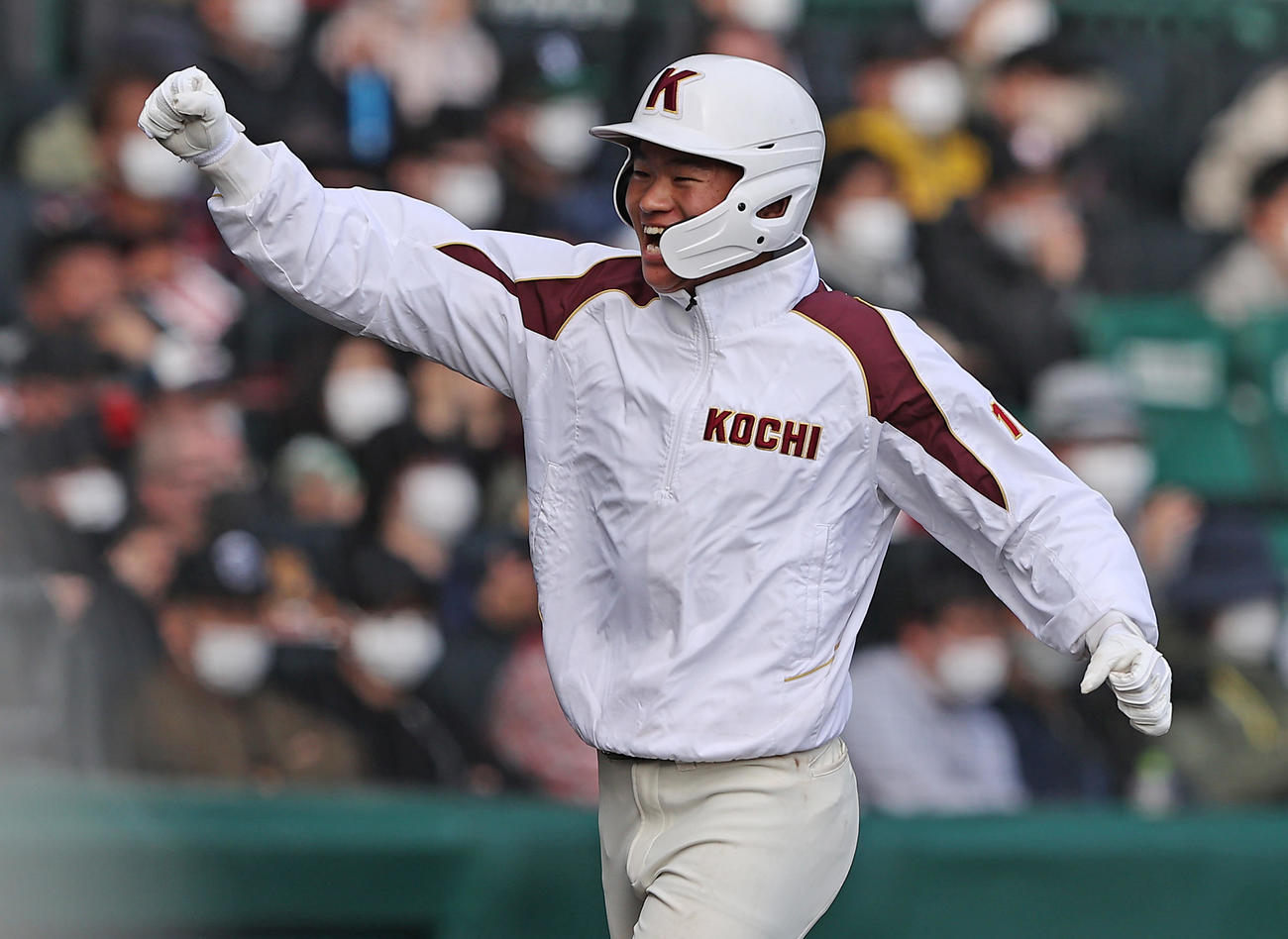 高知対東洋大姫路　5回表高知2死二、三塁、高橋友の適時打で生還し笑顔を見せる山下（撮影・垰建太）