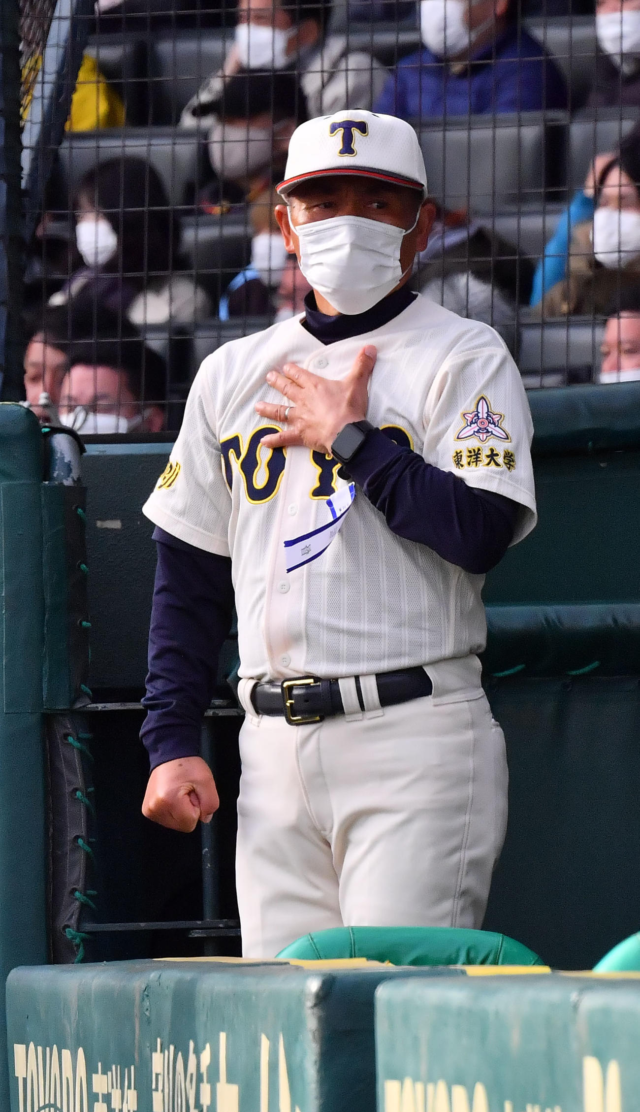 高知対東洋大姫路　ベンチから戦況を見る東洋大姫路・藤田監督（撮影・和賀正仁）