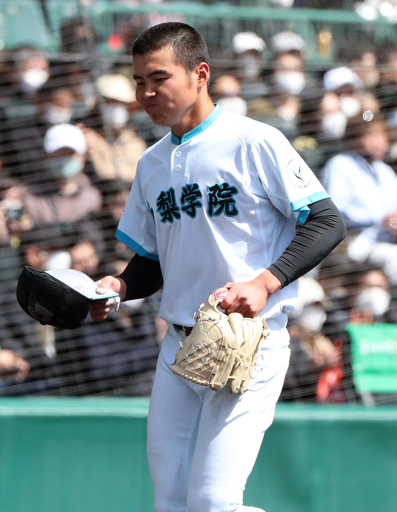 山梨学院対木更津総合　13回、押し出しでサヨナラ負けしガックリと引き揚げる山梨学院・榎谷（撮影・宇治久裕）