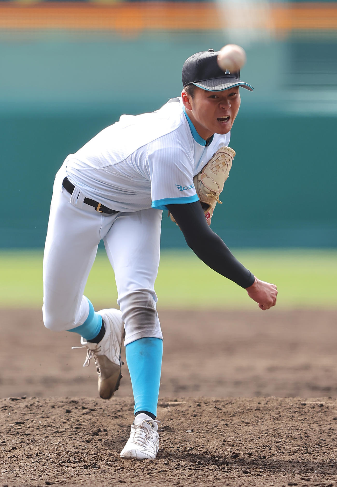 山梨学院対木更津総合　声を上げながら力投する山梨学院・榎谷（撮影・垰建太）