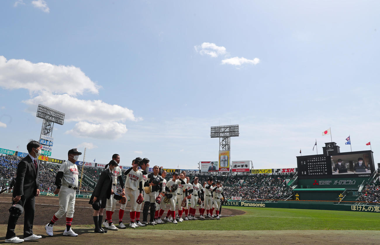 日大三島対金光大阪　試合前、アルプススタンドにあいさつする永田監督（左から2人目）ら日大三島ナイン（撮影・垰建太）