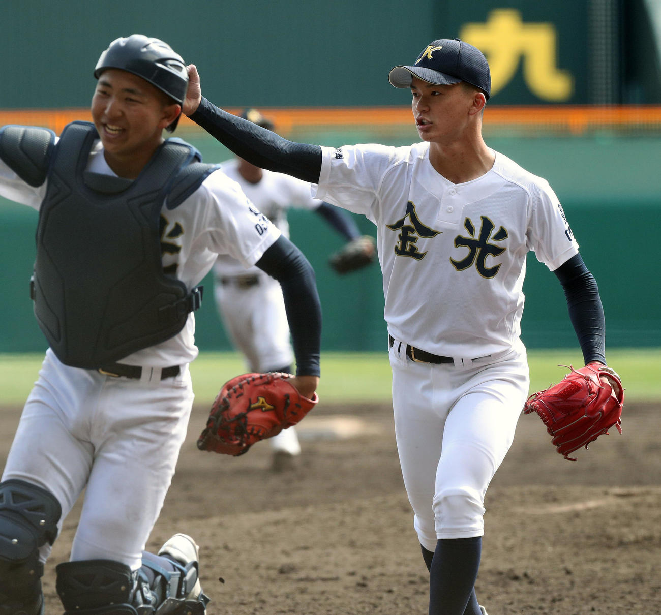 日大三島対金光大阪　4安打完封勝利の金光大阪・古川（右）は、捕手岸本とガッツポーズ（撮影・宇治久裕）