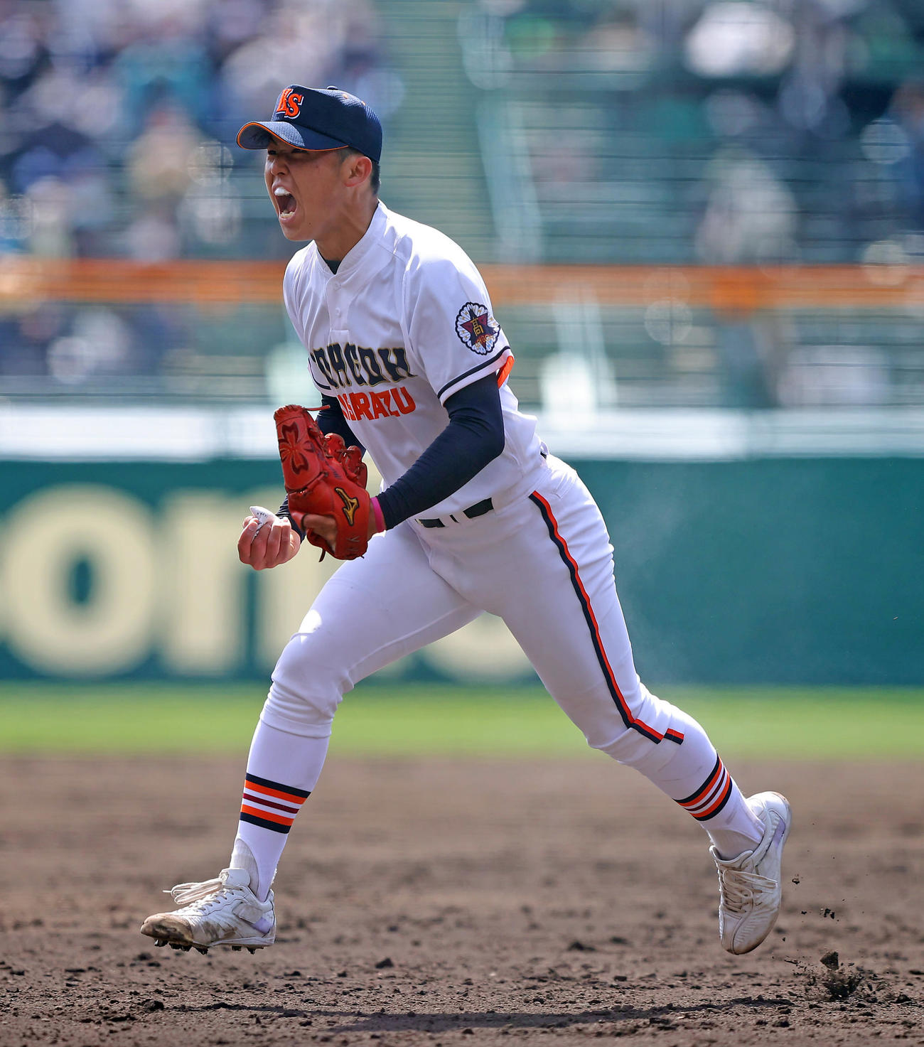 山梨学院対木更津総合　タイブレーク13回表山梨学院1死一、二塁、榎谷を二ゴロ併殺に仕留め絶叫する越井（左）らナイン（撮影・垰建太）