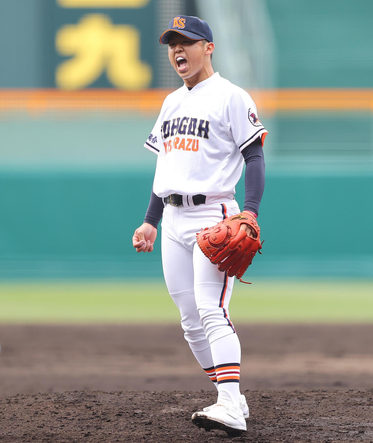 山梨学院対木更津総合　2回表山梨学院2死、岩田を見逃しの三振に仕留め雄たけびを上げる越井（撮影・垰建太）